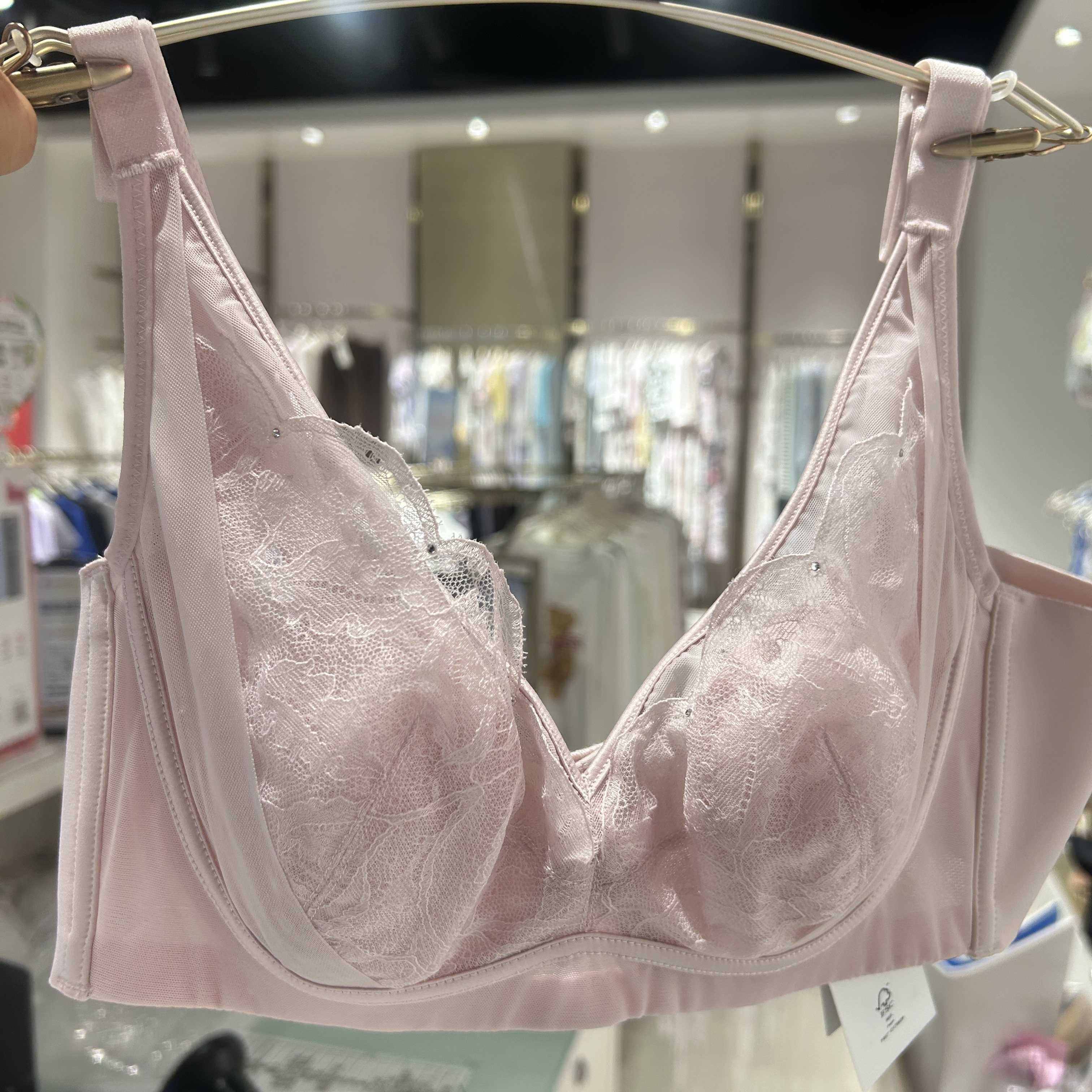 AM13B481爱慕25春夏氧气蕾丝防凸点薄衬垫花瓣文胸大胸显小