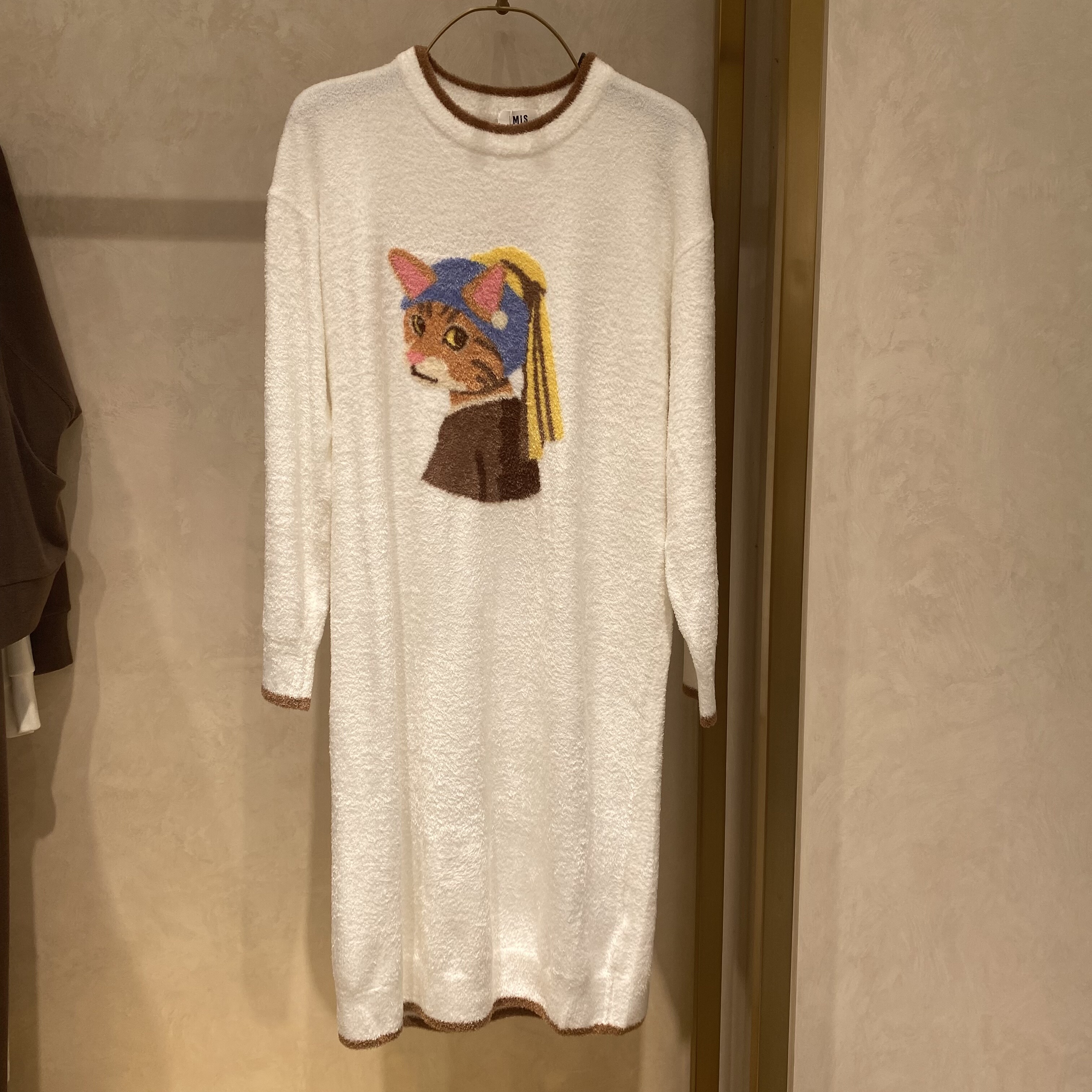 IM44BZZ1爱美丽25新品戴珍珠耳环的少女德文撸猫绒圆领长袖睡裙