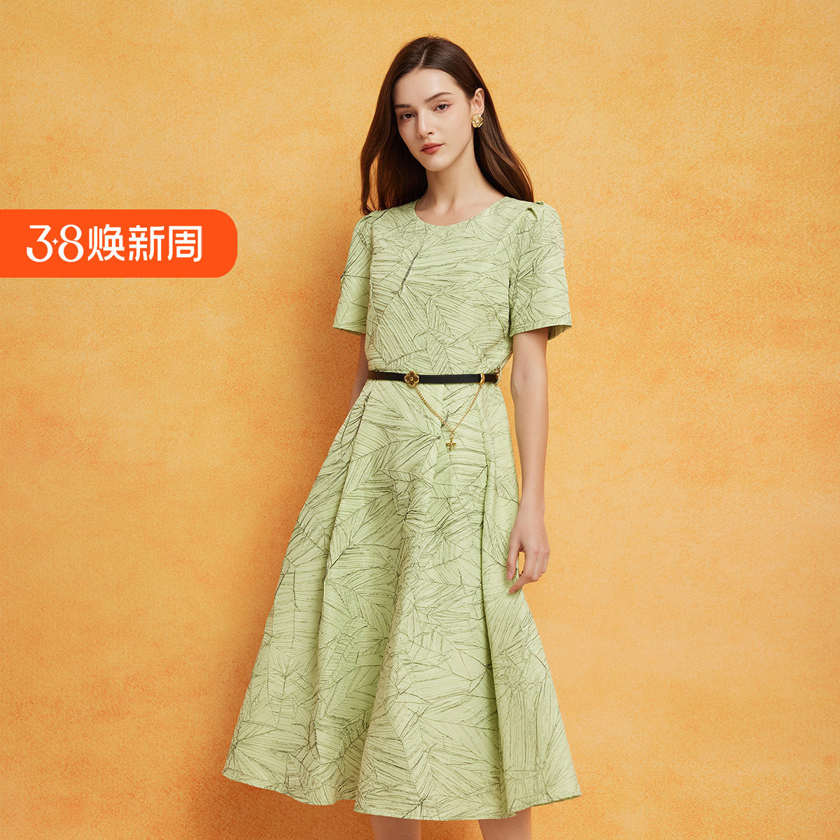斯尔丽2024新款设计感压褶皱工艺小礼服简单大方中长连衣裙