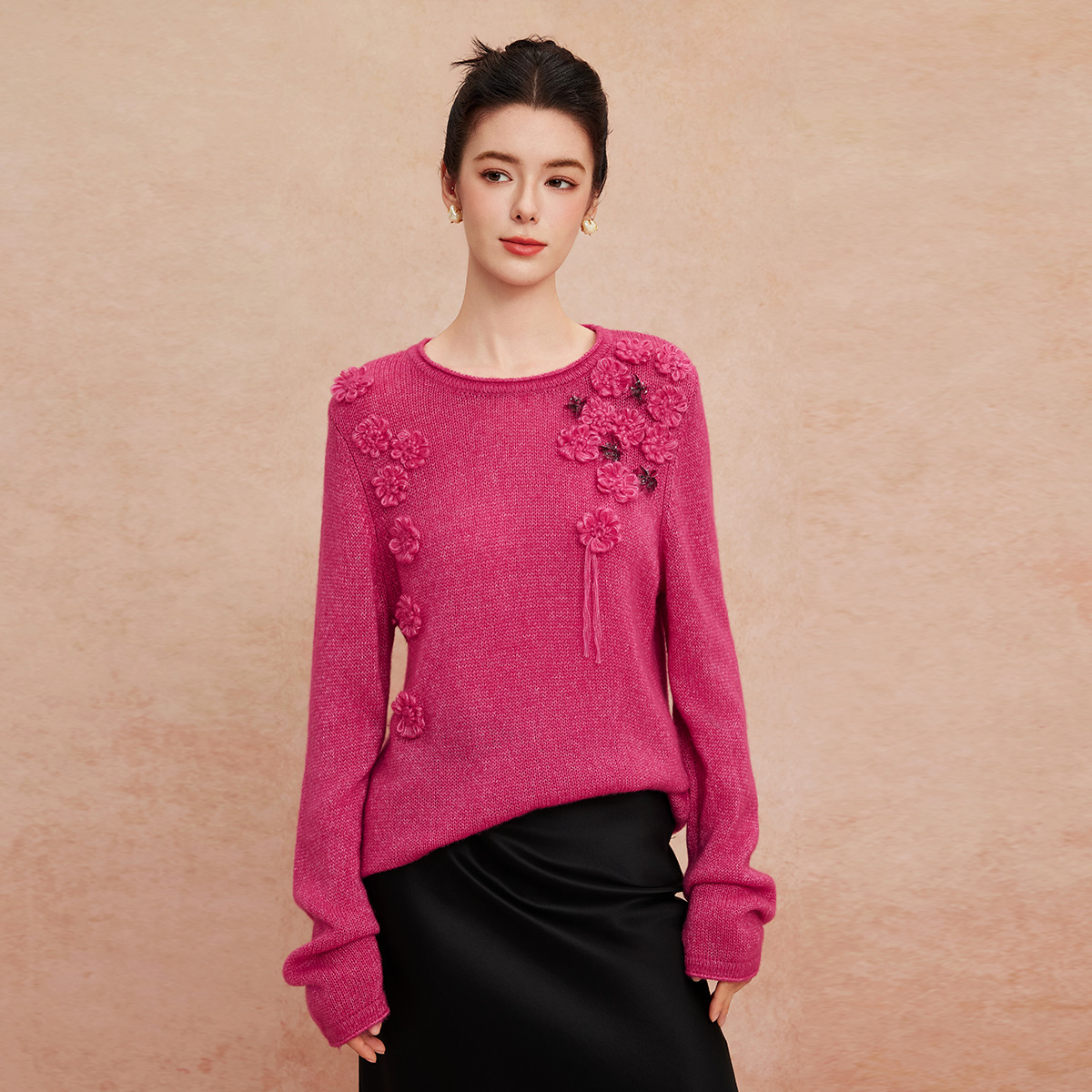 斯尔丽2025新款轻柔软糯手工盘花设计感强气质优雅毛衫