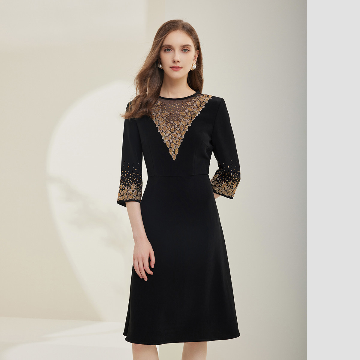 斯尔丽瑟俪2021年夏季上新奢华优雅舒适圆领礼服款中袖连衣裙