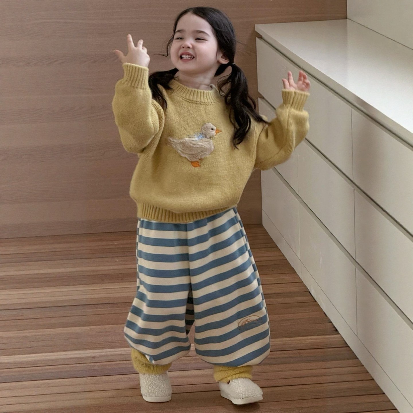 女童秋冬套装~小黄鸭毛衣+条纹裤