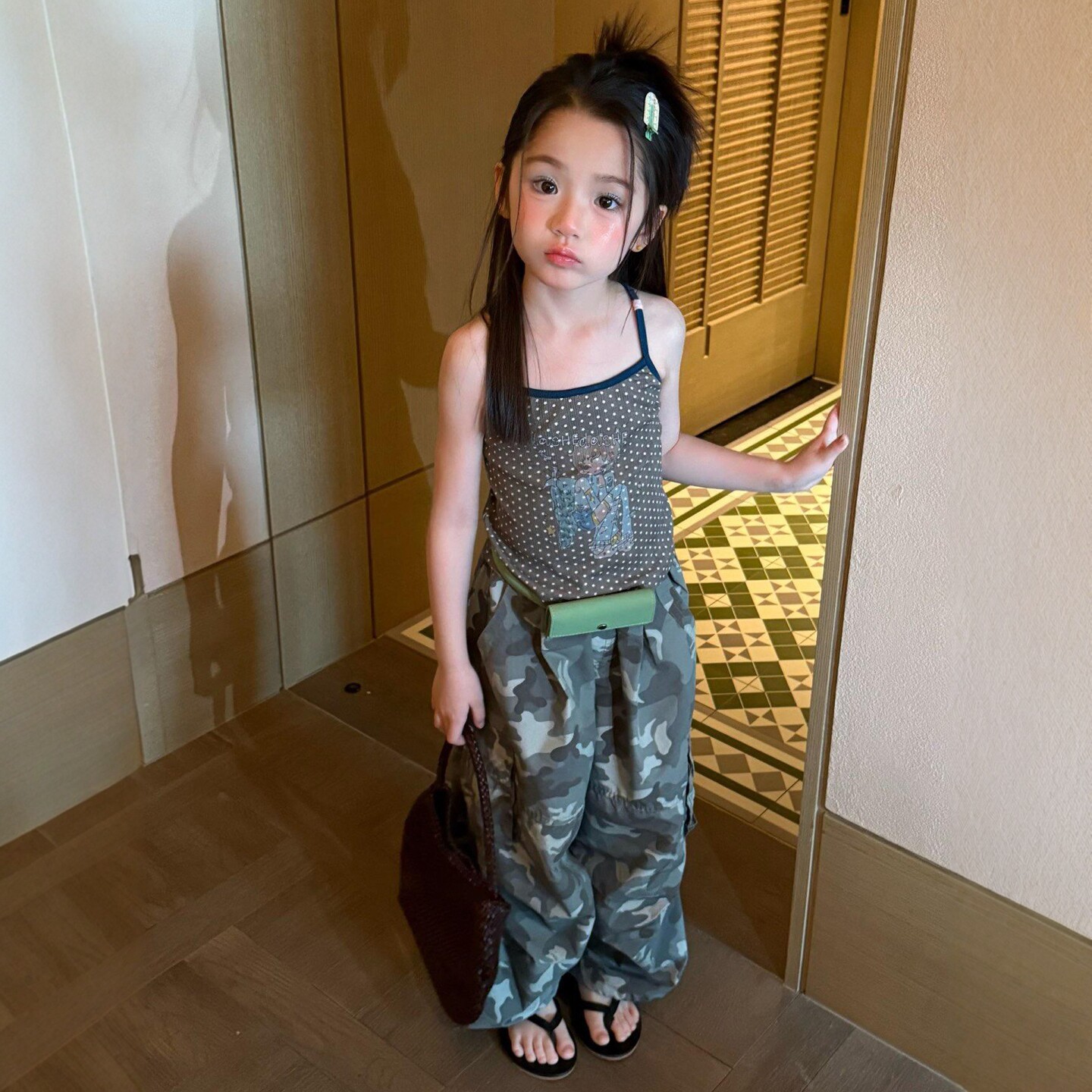 专柜女童美式穿搭套装夏季洋气2026新款儿童吊带背心外穿迷彩裤潮