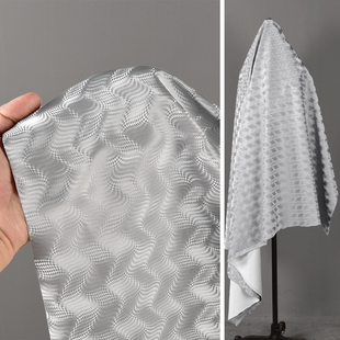 银灰色3D动态水波纹面料 皮料金属光泽科技风演出服裙子大衣布料