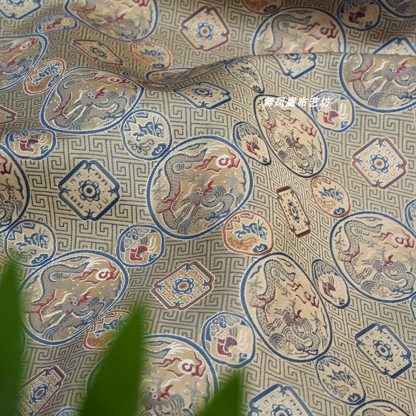 龙纹团织锦缎提花面料汉服上衣