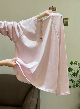 休闲肌理感亮色扣点缀插肩袖亨利领长袖t恤女2025秋季粉色上衣