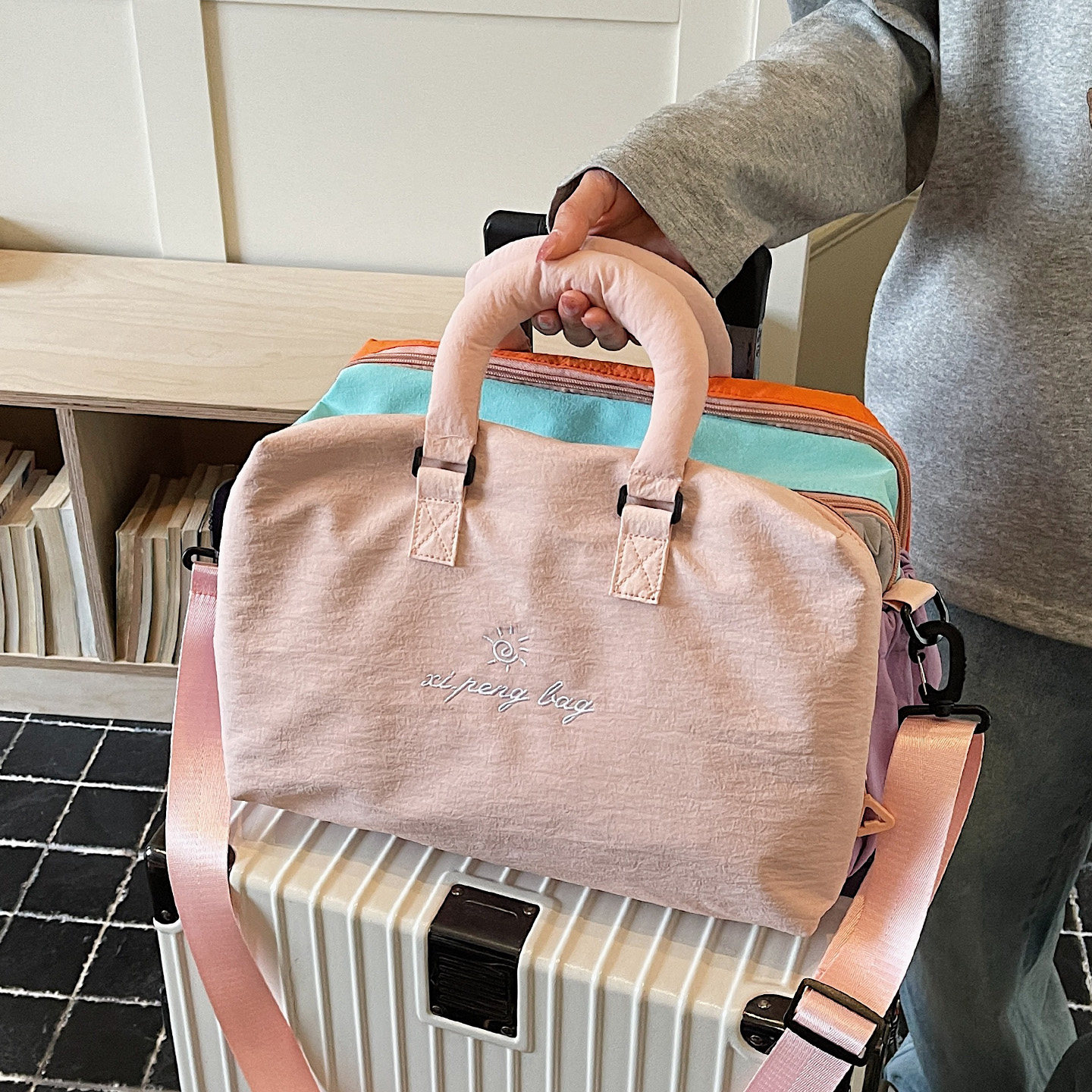 撞色旅行包女大容量轻便手提斜挎健身包旅行袋休闲多巴胺单肩大包