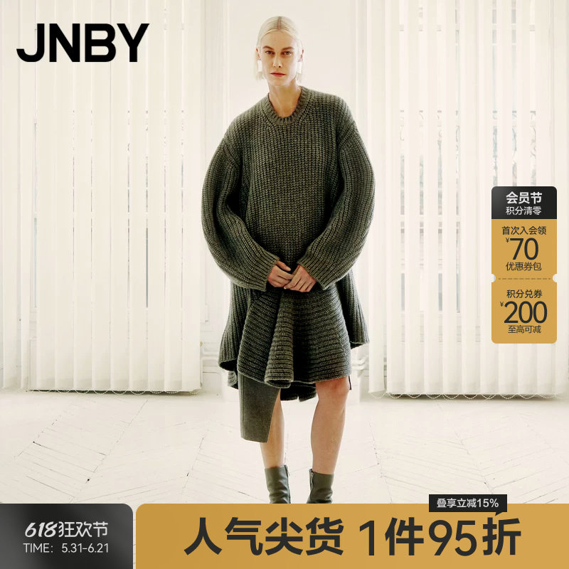 JNBY/江南布衣秋冬款不规则针织连衣裙女泡泡袖宽松圆领中腰短裙