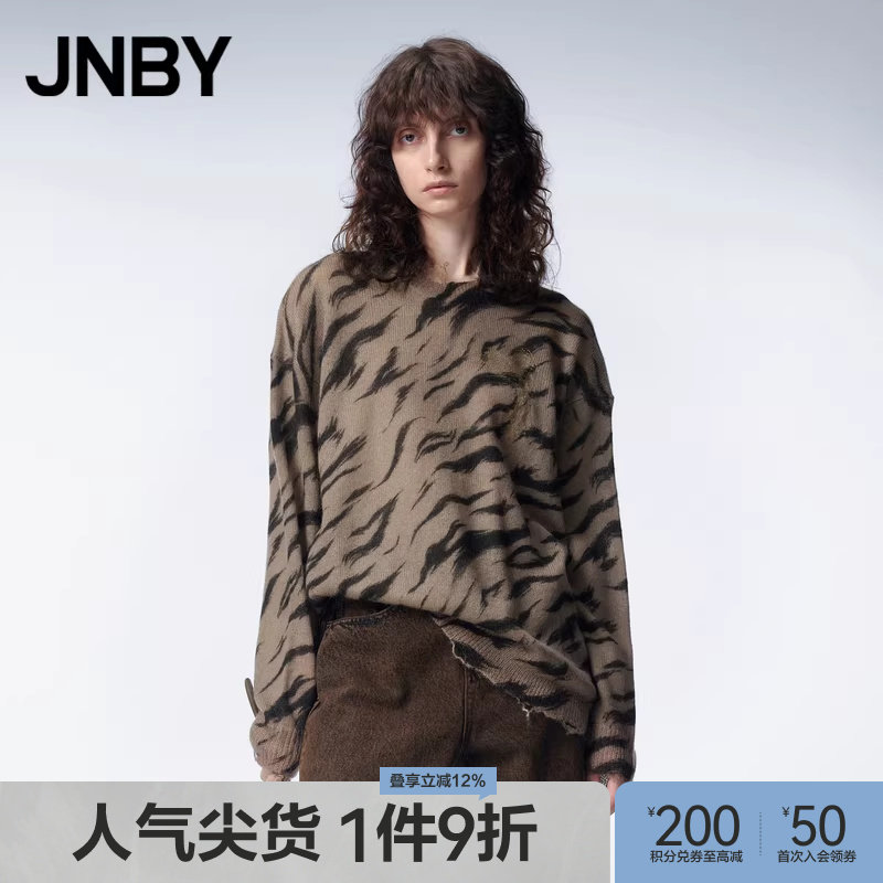 JNBY/江南布衣春秋圆领针织衫宽松休闲长款豹纹印花毛衣轻薄柔软