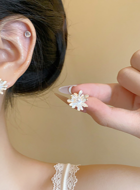 复古白色雏菊耳钉耳环2025年爆款耳钉轻奢高级感独特气质耳饰女
