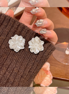 优雅白色珍珠山茶花耳环女2024年新款潮秋冬耳钉轻奢小众高级耳饰