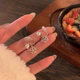 冬日初雪珍珠雪花耳钉女高级感小众气质耳环精致小巧耳夹圣诞耳饰