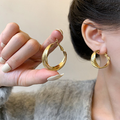 金色耳环女小众设计高级感耳饰品耳钉2025年新款潮轻奢爆款耳圈