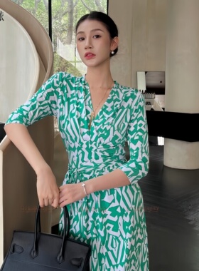 绿色迷宫几何印花裹身裙高级感夏季新款V收腰系带显瘦套头连衣裙
