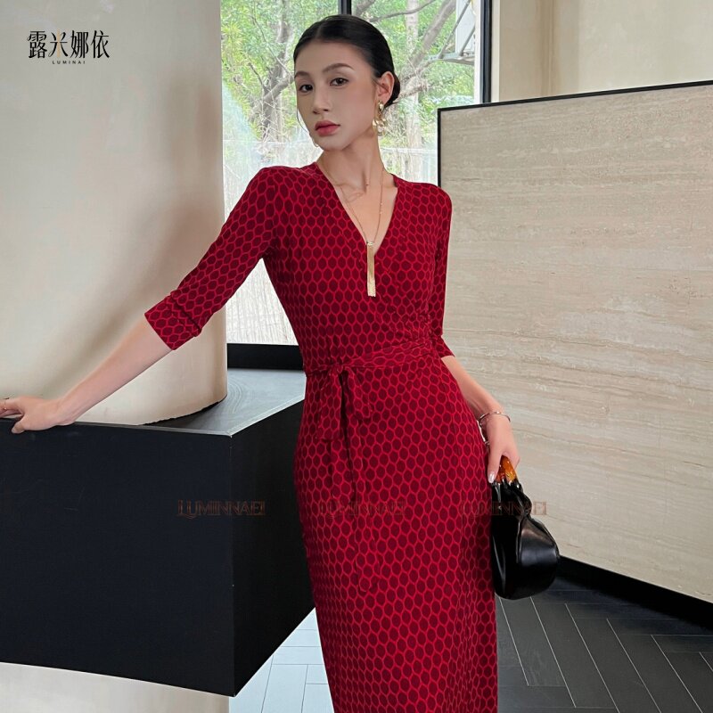 法式优雅红色连衣裙2026新款夏季女系带收腰显瘦气质开叉裹身裙
