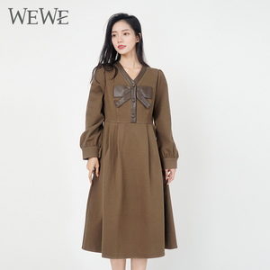 WEWE/唯唯冬季新品女装法式复古PU蝴蝶结连衣裙气质通勤保暖