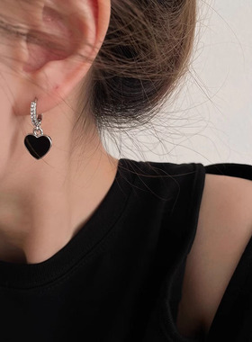 Doro朵兰の「复古百搭」小众设计黑色爱心耳扣女新款耳环耳饰耳钉
