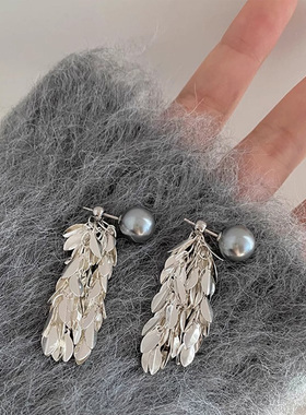 Doro朵兰の「银色羽翼」清冷灰色珍珠流苏高级感设计轻奢长款耳环