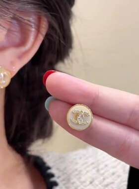 Doro朵兰の「精致独特」复古时尚轻奢白色气质字母圆形耳钉女银针