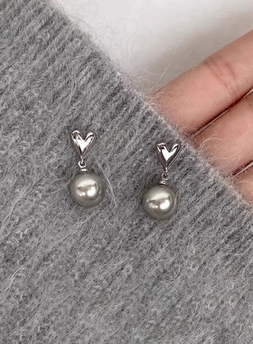 Doro朵兰の「柔美造型」时尚高级爱心灰色珍珠小众耳钉耳夹气质