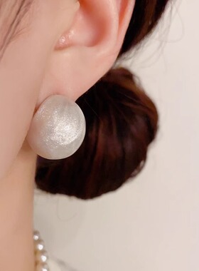 Doro朵兰の「大气复古」气质时尚温柔百搭白色C形耳钉耳饰小众女.