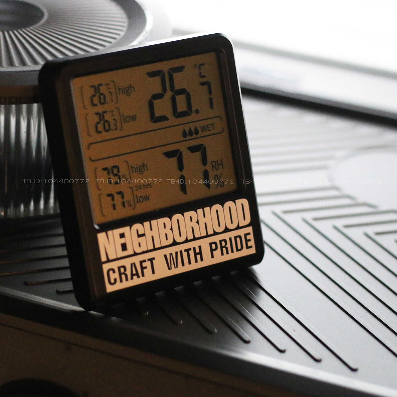 潮牌NBHD新款数显超薄室内多肉电子温度湿度计磁吸带支架3A电大屏