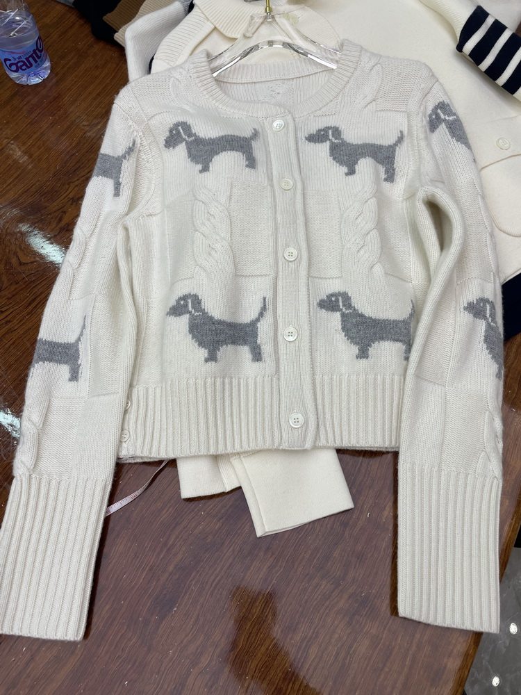 高端减龄腊肠狗提花康赛妮羊绒羊毛针织开衫 7针加厚短款麻花外套