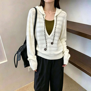 2026秋冬新款假两件连帽针织衫女白色条纹撞色纽扣装饰毛衣秋装