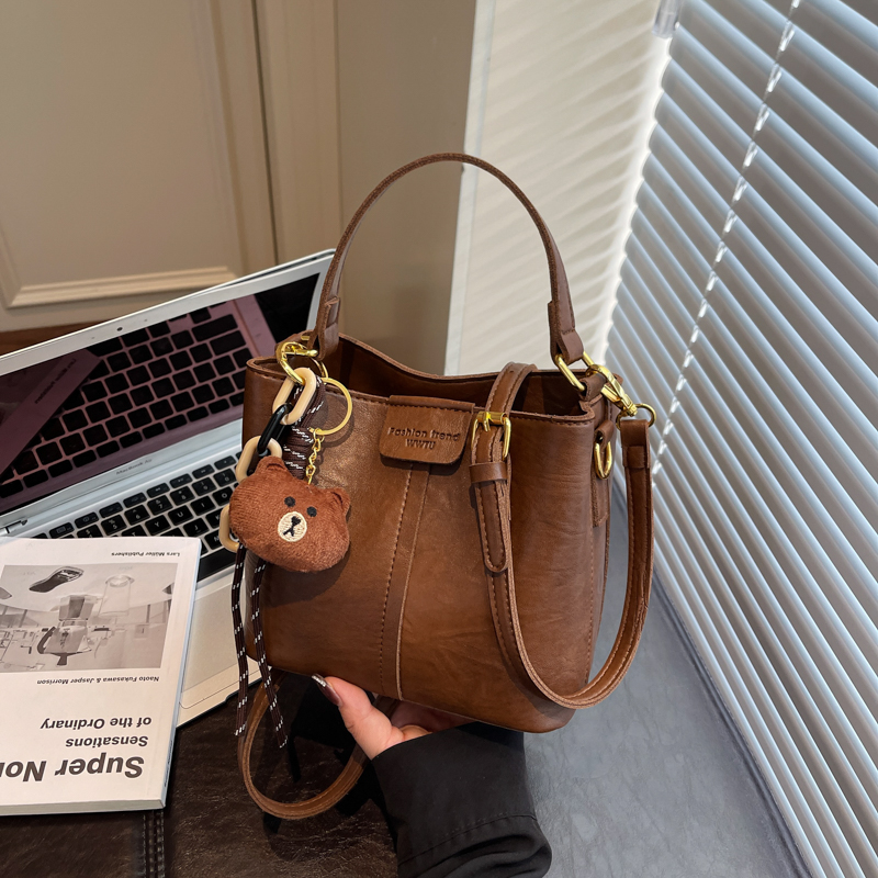 爆款超火复古手提水桶包女2025秋冬新款时尚单肩包百搭通勤斜挎包