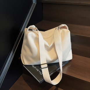 简约大容量斜挎包包女式2025新款夏季高级感百搭托特包通勤帆布包