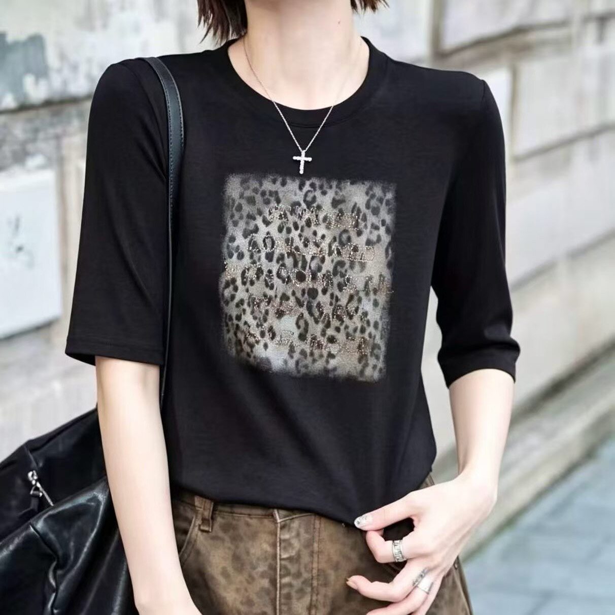 黑色正肩中袖T恤女2026秋款新款修身显瘦字母短款豹纹印花棉上衣