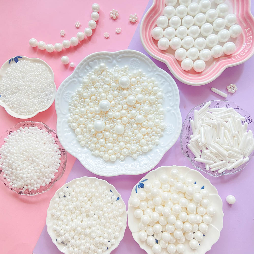 白色圆形生日蛋糕烘焙糖珠