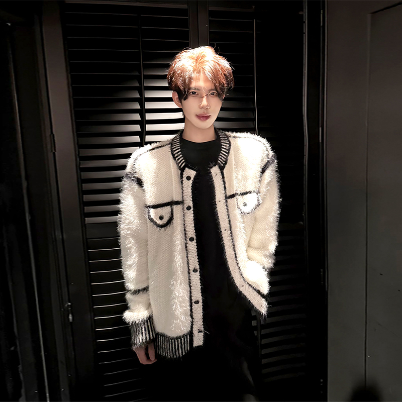 白色小香风毛绒开衫外套男