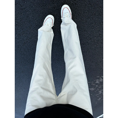 白色弯刀牛仔裤男款修身显腿长