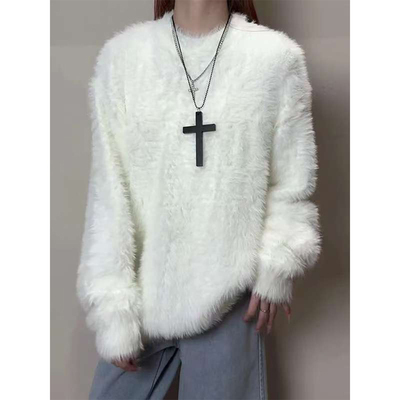 白色软糯马海毛圆领毛衣