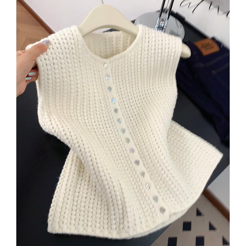 米杏色圆领贝壳扣毛衣背心女早春