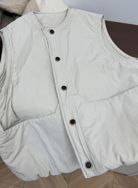 现货】白色圆领单排扣双口袋马甲背心女冬季叠穿宽松保暖坎肩外套