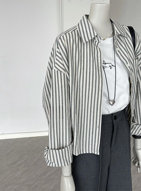 现货~好美腻vocal】2026春夏灰白条纹衬衣翻领单排扣短款防晒衬衫