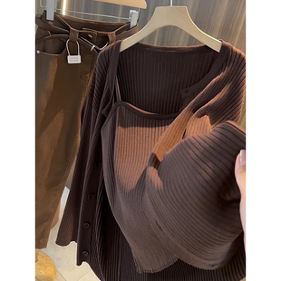 爆火の款巨显瘦！长袖两件套装高级感秋季新款吊带背心+针织开衫