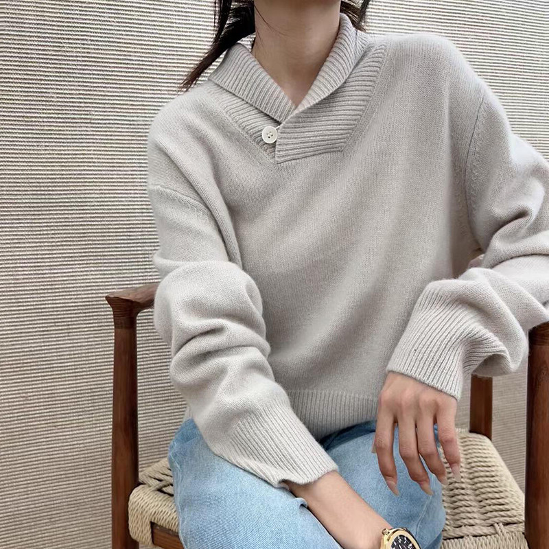 浅灰色青果领一粒扣毛衣女早秋季