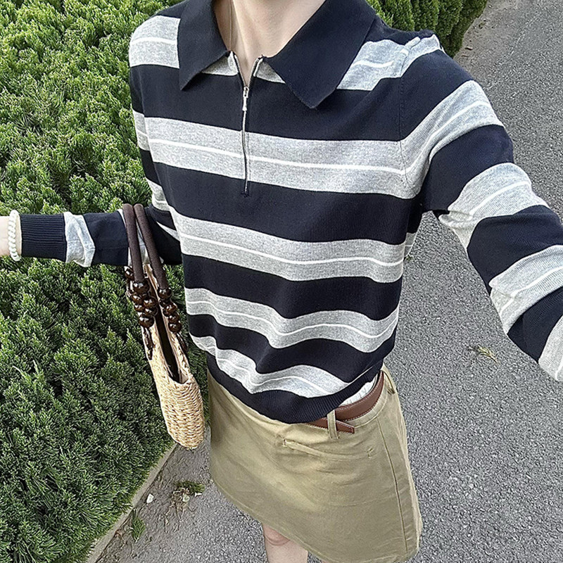 慵懒风灰色条纹翻领半开襟T恤秋