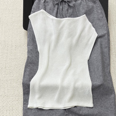 白色斜一字领无袖修身上衣女早春