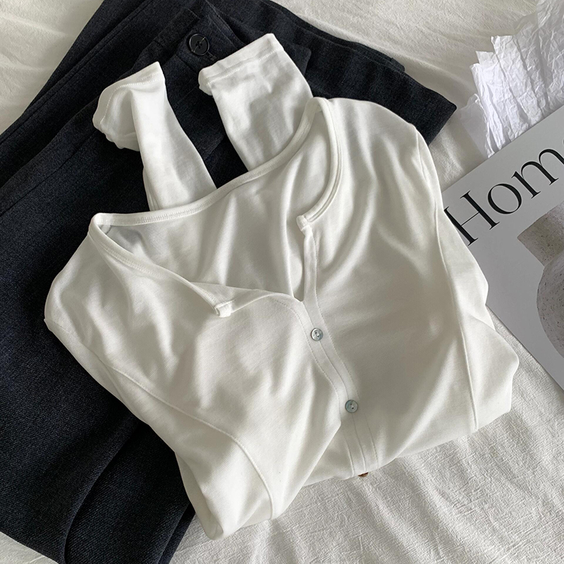 现货】纸片人白色圆领天丝弧形明线微透T恤女早春单排扣防晒罩衫