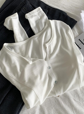 现货】纸片人白色圆领天丝弧形明线微透T恤女早春单排扣防晒罩衫