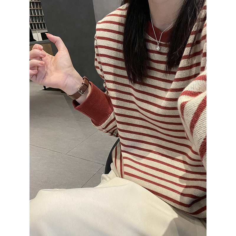 红杏色条纹圆领落肩长袖卫衣女春