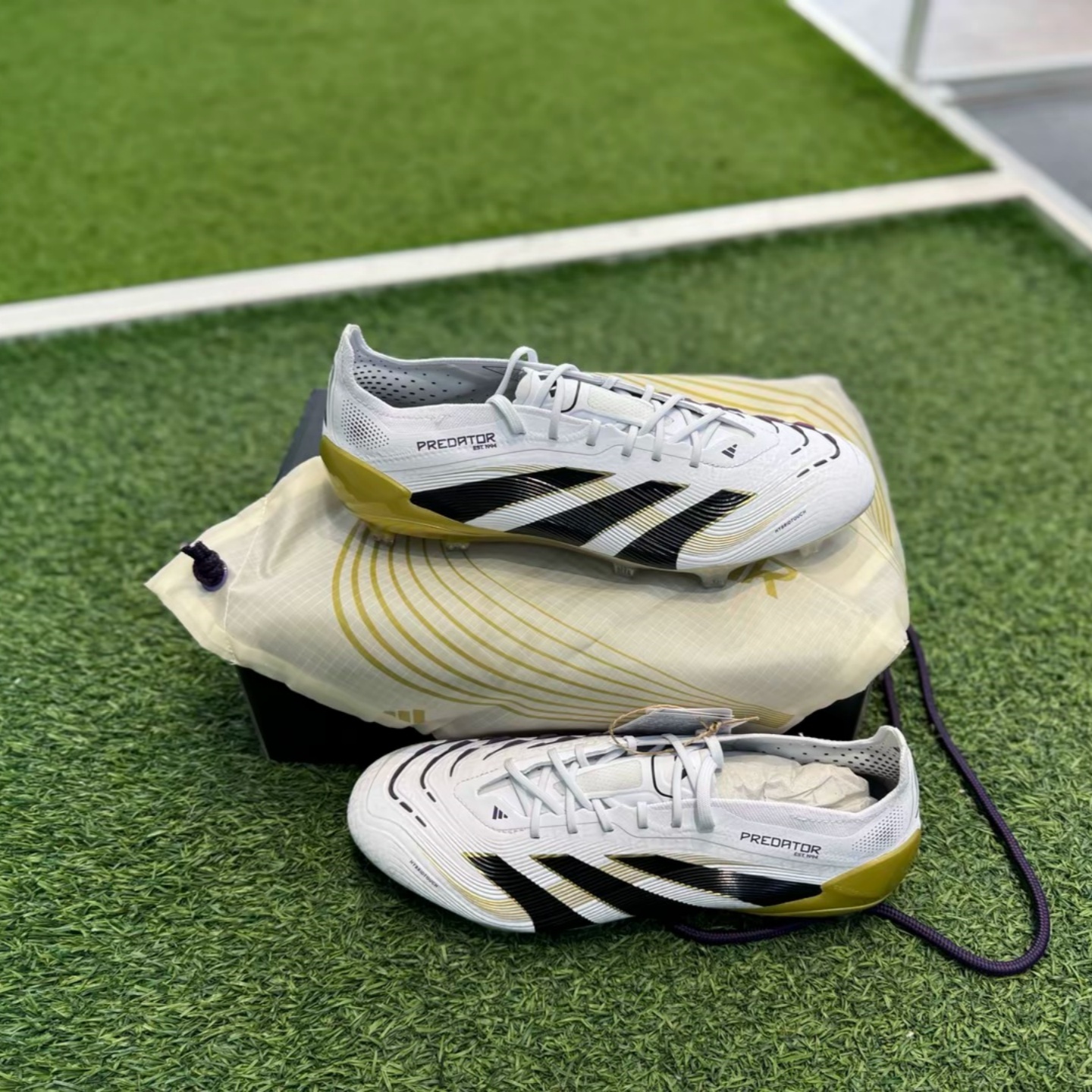 adidas长钉硬天然草场足球鞋