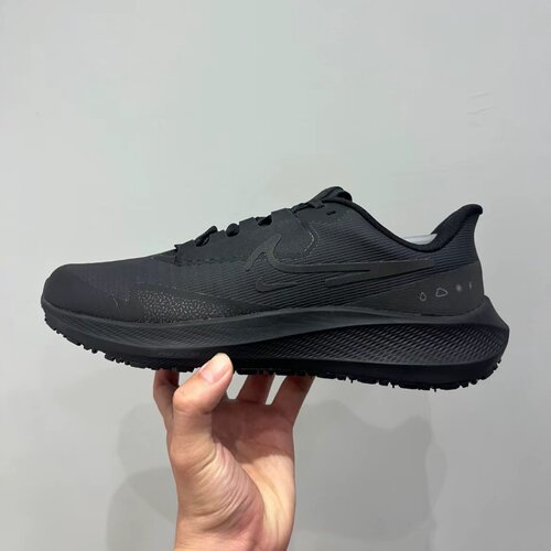 Nike缓震轻便跑步鞋
