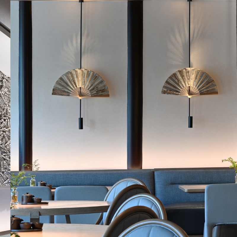 新中式创意简约宴会厅餐饮定制个性扇子带射灯酒店茶楼铁艺壁吊灯