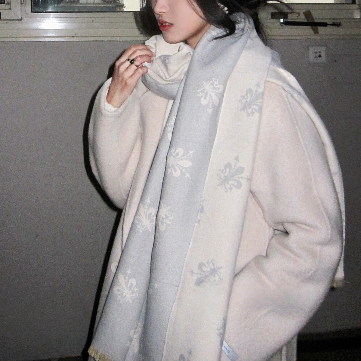 佛罗伦萨灰色鸢尾花围巾