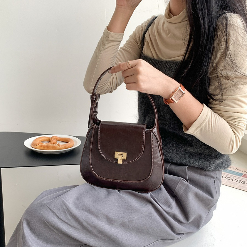 韩国高级质感小众翻盖锁扣斜挎包
